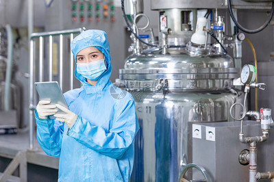 化工廠技術(shù)工人手拿平板電腦工作 計算機(jī)技術(shù)開發(fā)賦能工業(yè)智慧化轉(zhuǎn)型